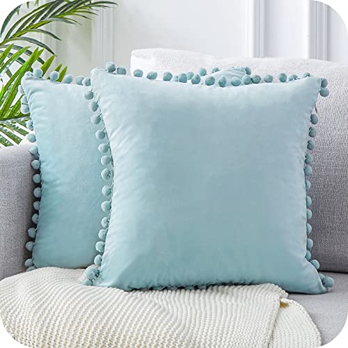 Topfinel 2er Set Samt Kissen mit Pompoms Einfarbig Kissenbezüge Dekorative Kissenhülle Kopfkissen Sitzkissen Dekokissen Couchkisen für Sofa Schlafzimmer Büro Auto 45X45cm Hellblau