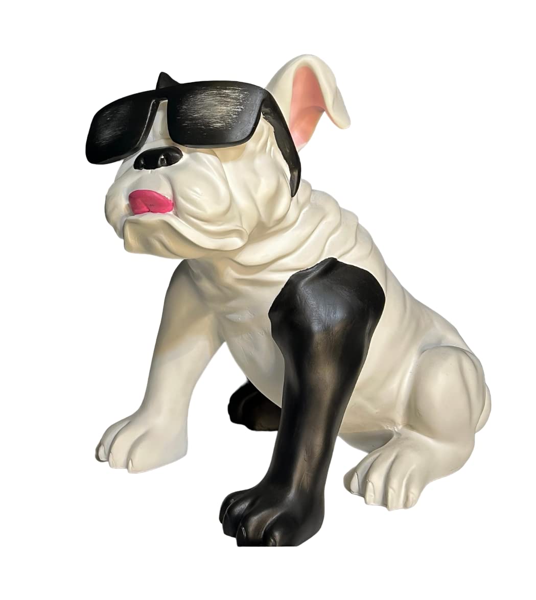 Bouledogue chillin en statue pour casser la monotonie d'un salon