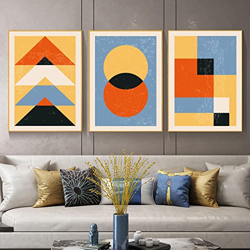 Décoration murale bohême pour habiller un mur vide avec trois toiles abstraites nordiques