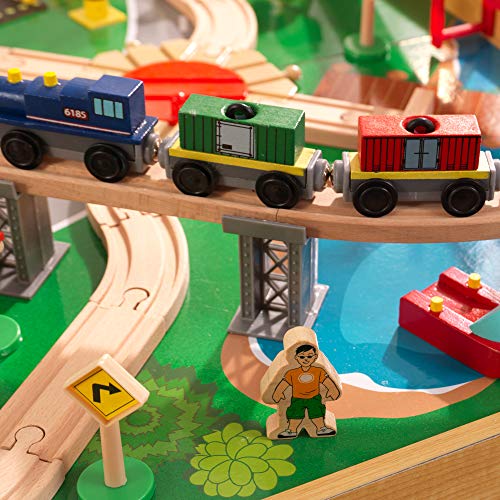 KidKraft Juego de Tren y Mesa de Madera Adventure Town con Cajas de Almacenamiento, Circuito de ferroviarias con Coches, helicóptero y avión de Juguete niños 3+ años (18025)