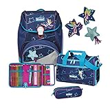 Dieser Scout Schulranzen ist nicht nur ein einfacher Schulranzen. Sie erhalten zusätzlich ein Schlampermäppchen, ein Federmäppchen und eine Sporttasche im gleichen Design. Die Rückseite ist gepolstert und Kinder gerecht geformt. Maße: 30 x 37 x 24 cm