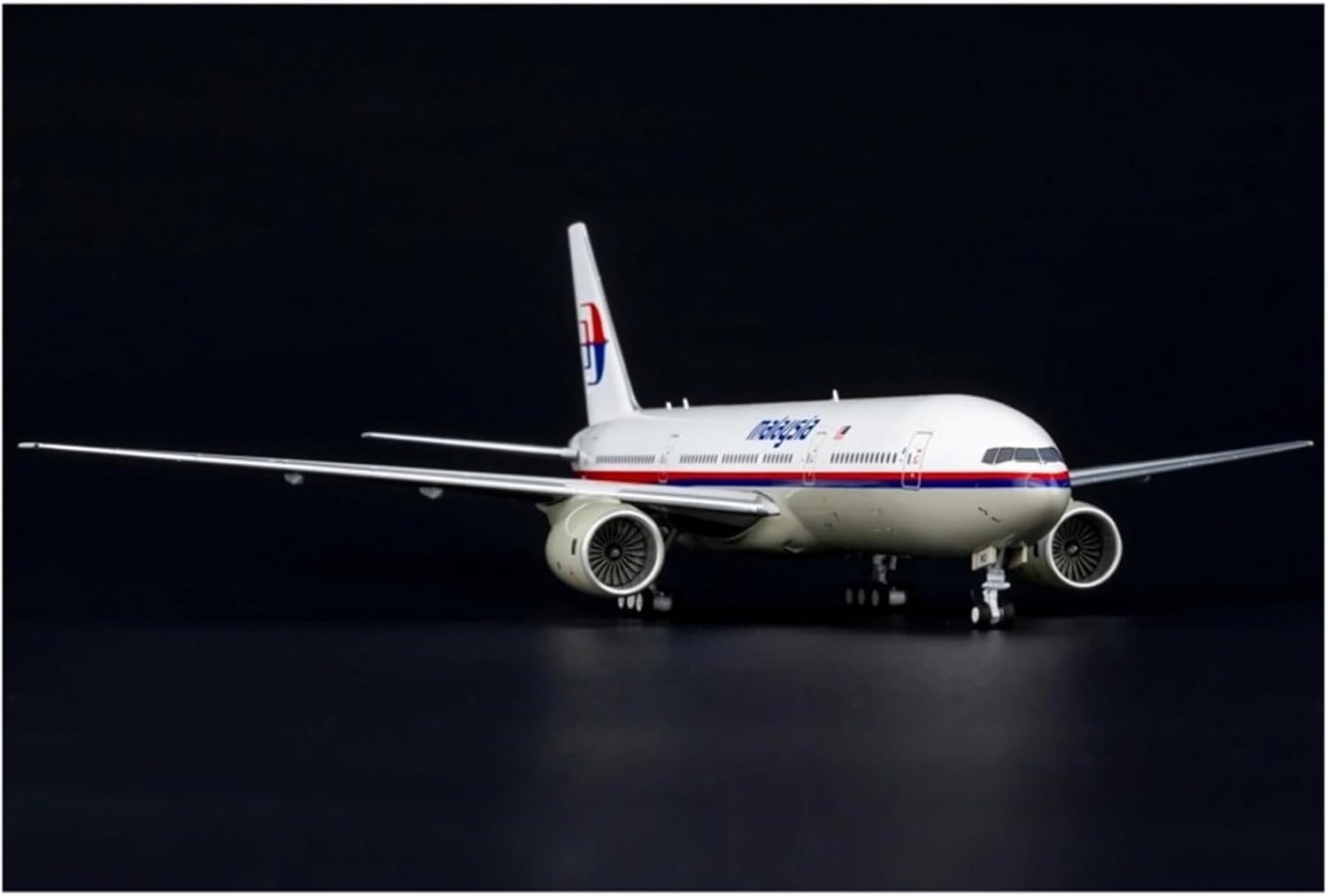 Decorated Airplane Models 1/400 for 9M-MRO MH370 Passenger Aircraft Model Die-cast Alloy Aircraft Model Collection Commemoration