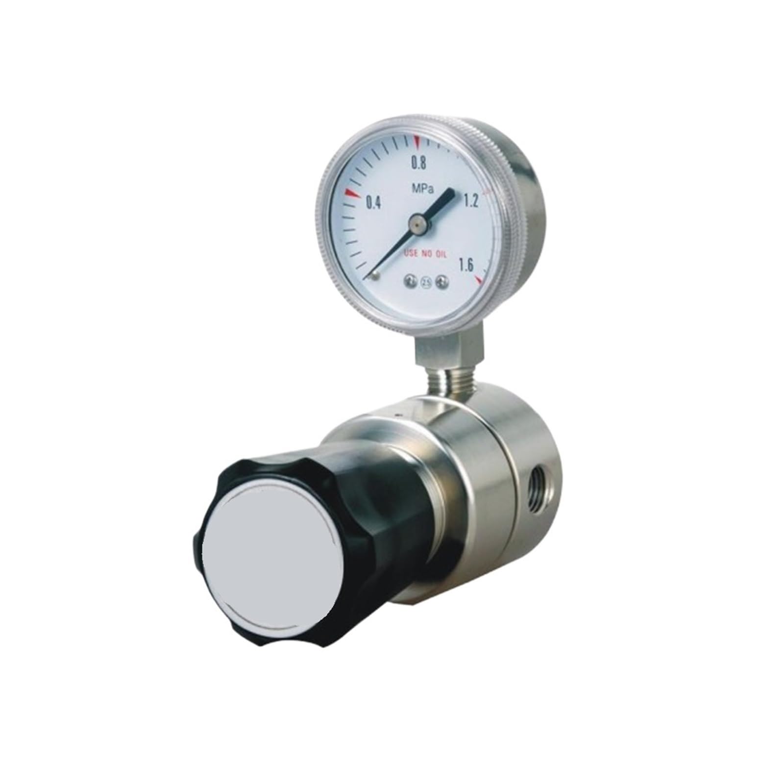 1 régulateur de pression en acier inoxydable avec un manomètre de 30 psi.