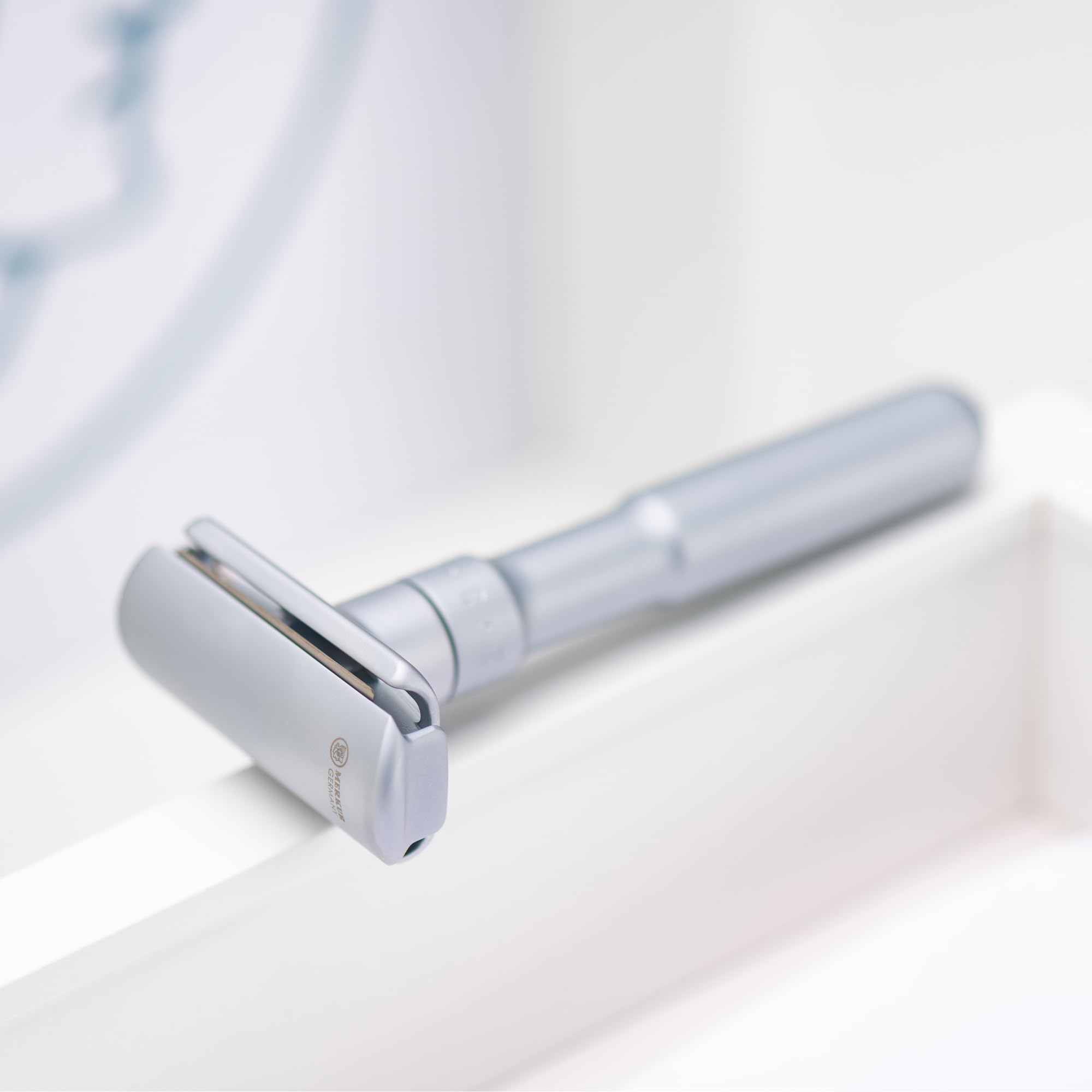 MERKUR Rasierhobel Futur 700 | Designklassiker Mattchrom | Zweiteiliger Rasierer mit geradem Schnitt | Ideal für Nassrasur | Zinkdruckguss | Messing Griffstück | Made in Germany