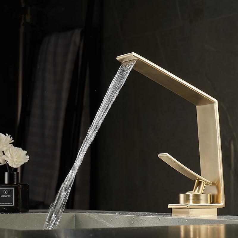 Robinet de salle de bain en or brossé au design cascade élégant pour vasque moderne