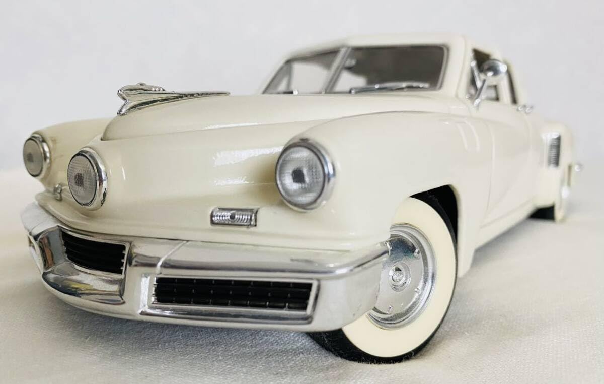 新品未開封　1948 Tucker TORPEDO美品です 1948 TUCKER TORPEDO CREAM 1/18 DIECAST MODEL BY ROAD