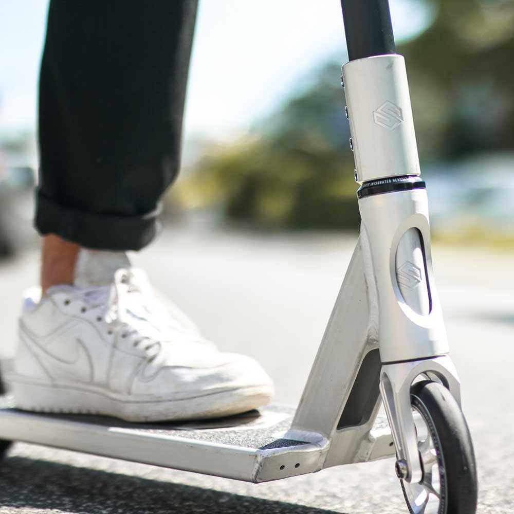 Striker Gravis Scooter (L - Raw)
