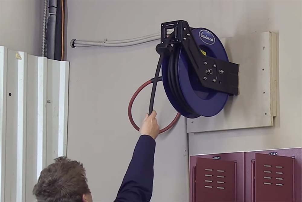 Eastwood 3/8 in x 50 Durable Powder Coating Foot Retractable Air Hose Reel