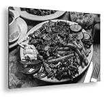 Un delicioso plato con doner y patatas fritas crujientes, una fiesta para los sentidos. Formato: 90 x 60 cm. Efecto: blanco y negro como cuadro en lienzo, diseño enmarcado en marco de madera