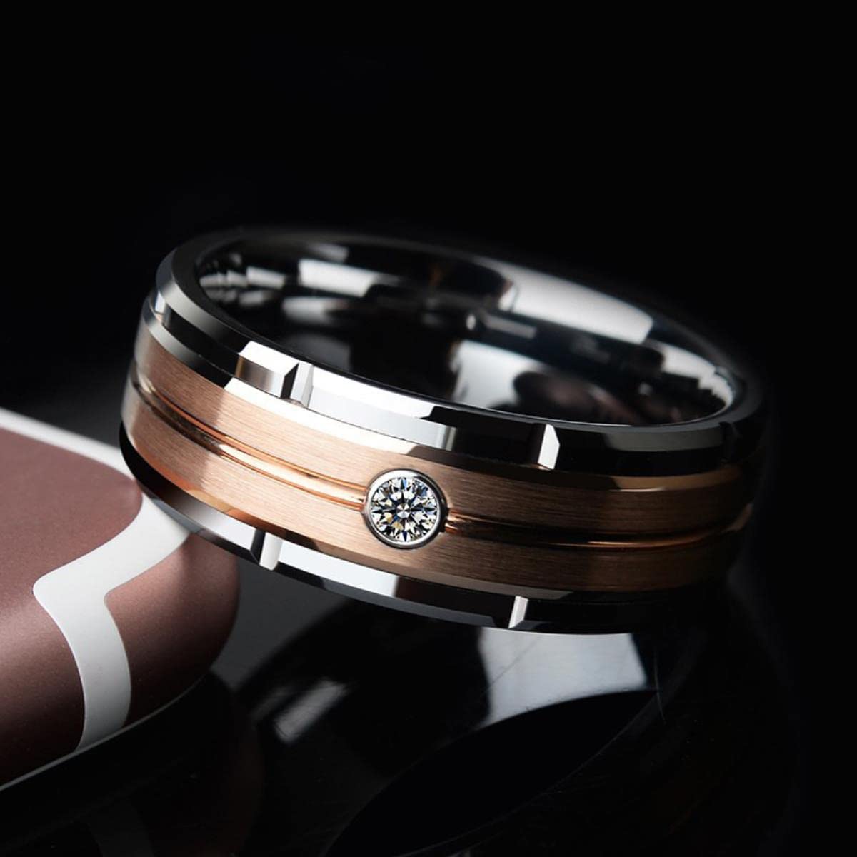 Bague Pour Homme En Acier Biseauté 8 Mm, Or Rose, Zirconium Brossé - Style Moderne Et Tendance