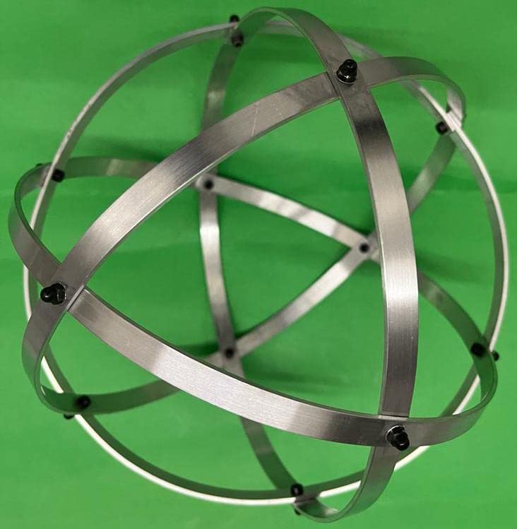 Genesa Crystal in Alluminio Naturale Lucidato, 21cm diametro con fasce larghe 10mm, intrecciate in modo simmetrico e fissate con dadi ciechi neri