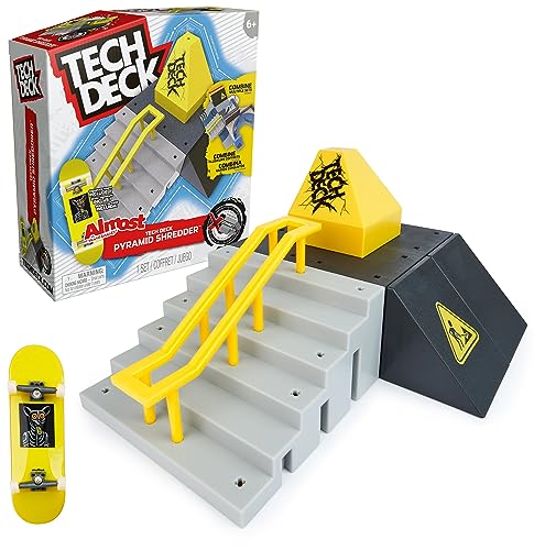 Include: 1 fingerboard Tech Deck, 1 piramide piccola, 1 ringhiera, 2 rampe wedge, 1 pannello quadrato, 1 scalinata, 4 supporti piccoli, 4 travetti dell'impalcatura, 6 connettori a X, 7 connettori a X grandi, 6 piedini antiscivolo, guida per l'uso
