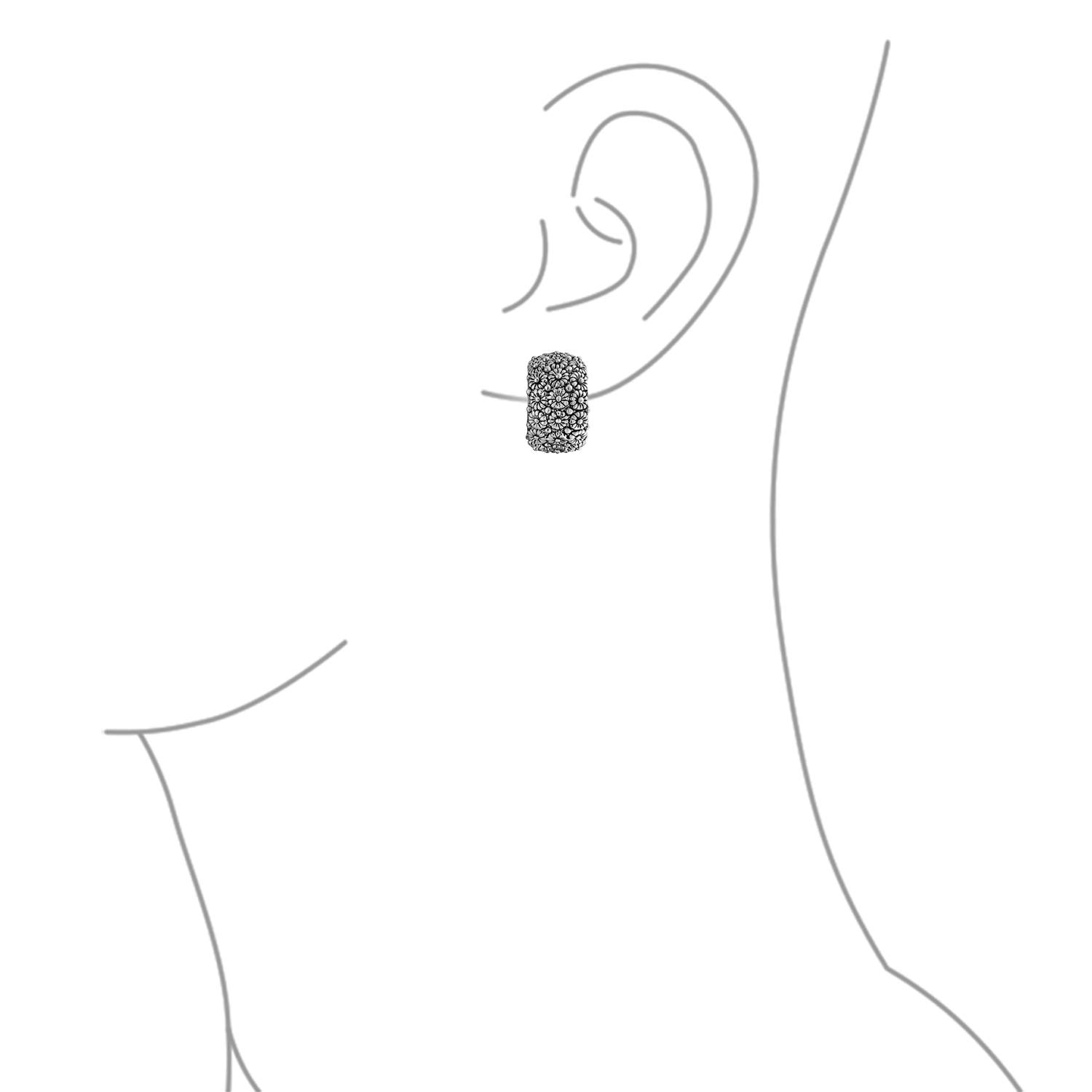 Juego de dos pendientes de clip anchos con diseño de girasol tallado para mujer, para orejas no perforadas, en tono plateado oxidado y dorado.