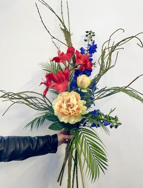 Generico Bouquet Artificiale di Lusso, Peonie e Amaryllis con Delphinium Blu, Fiori in Seta Lavabile, 75 cm
