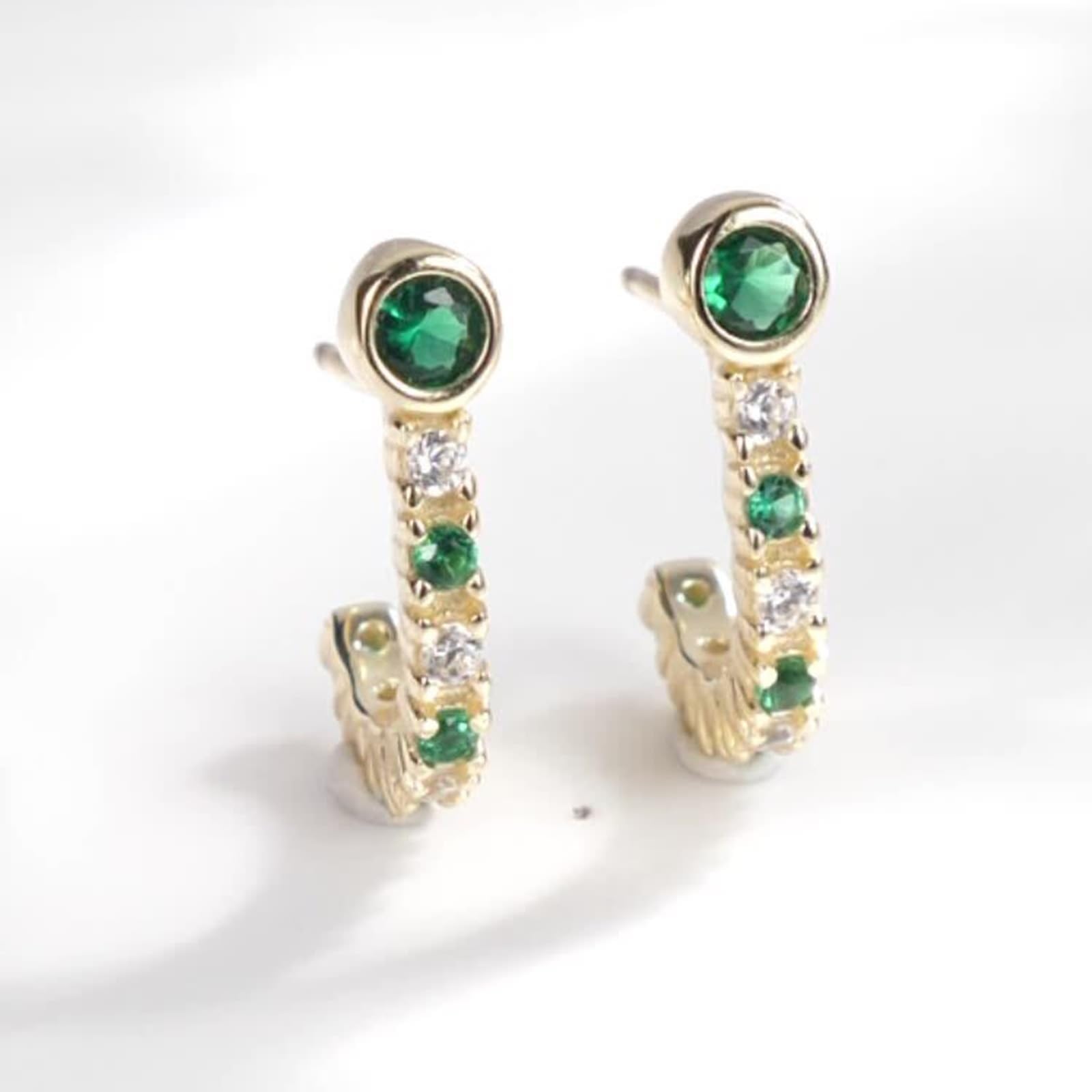Pendientes de oro 375 con esmeralda verde de laboratorio, letra J, oro amarillo de 9 quilates, pendientes de moissanite