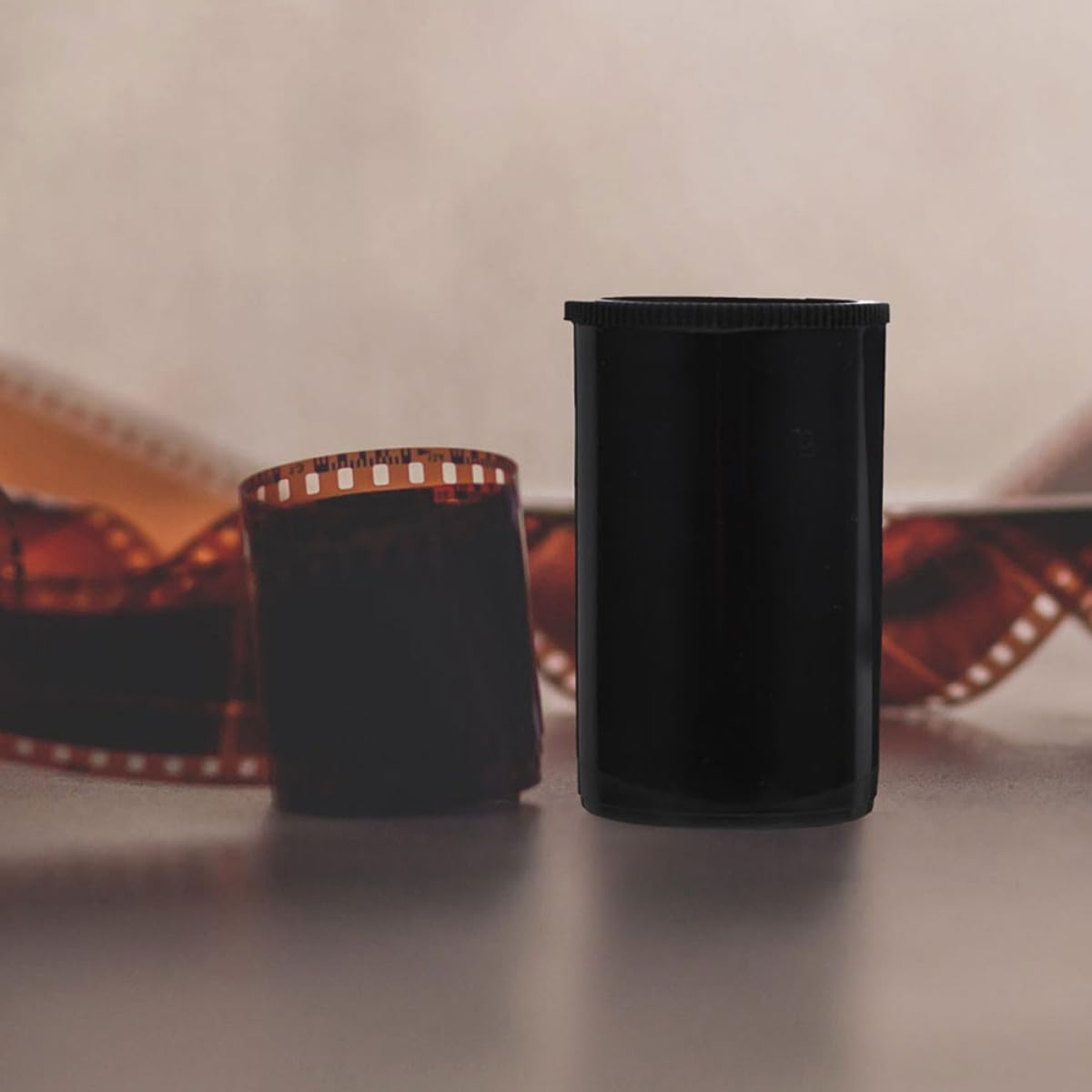 Alipis Boîtes de Rangement pour Films Photo en Plastique Couvercle Boîte Cylindrique Noire Lot de 50 Pièces Étui Étanche et Anti-Poussière pour Stockage et Transport de Pellicules
