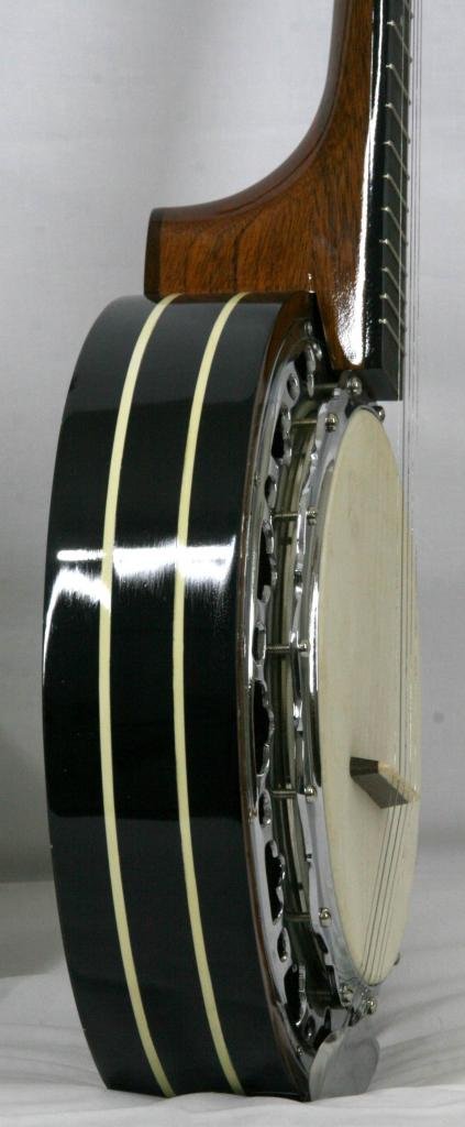 Banjo a 5 corde "Finger-style" doppia cassa, corpo impiallacciato in ebano con ricco intarsio e doppio perfilo in celluloide madreperlata lavorata manualmente con seghetto al traforo, manico a riccio, di liuteria