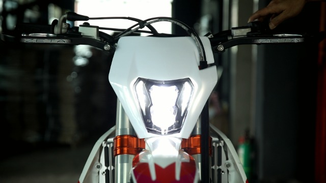 Faro rotondo per moto con proiettore LED e staffa di montaggio, alogeno