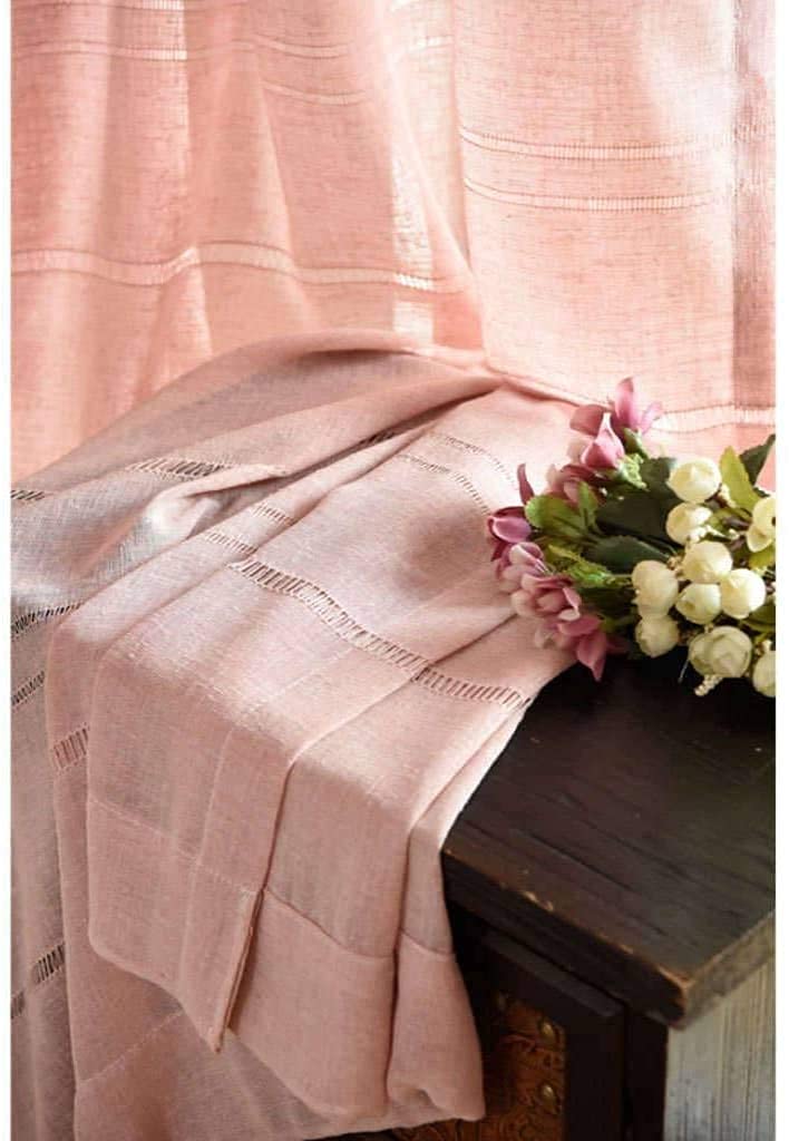 Rideau en voile de lin rose poudré pour créer une ambiance cosy dans la chambre