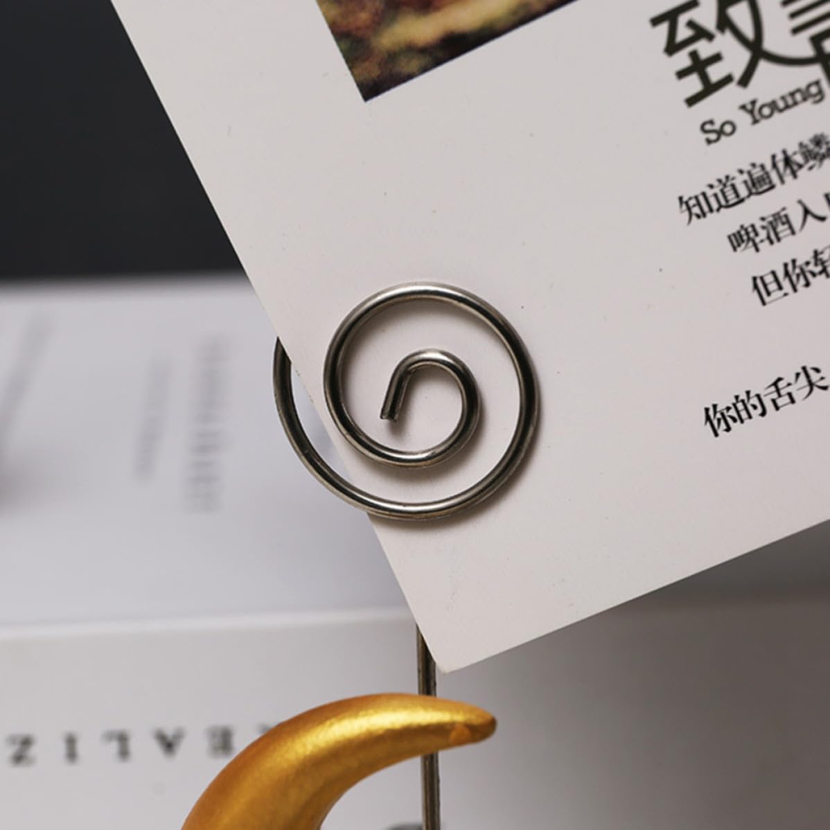 Creative Astronaut Resin Photo Clip Holder for Desktop, Adorable Memo Stand and Card Holder Suitable for Dormitories and Clubs, Unique Desk Accessory for Home and Office