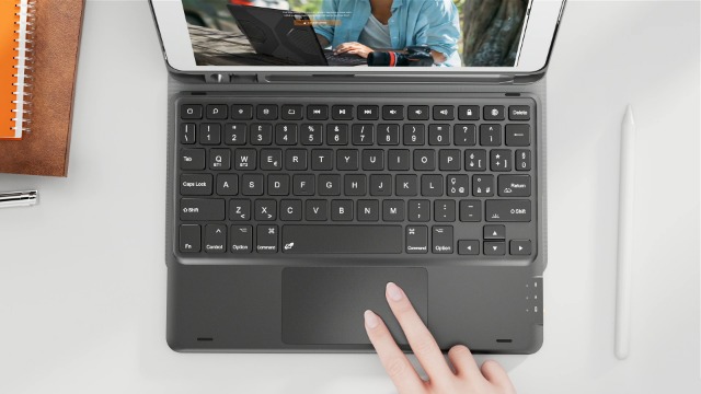 Earto Tastiera Con Touchpad Per IPad 9ª Generazione – Cover Con Tastiera Italiana, 2 Canali Bluetooth, Custodia Per IPad 9/8/7ª 10.2, Pro 10.5 E Air 3, Nero