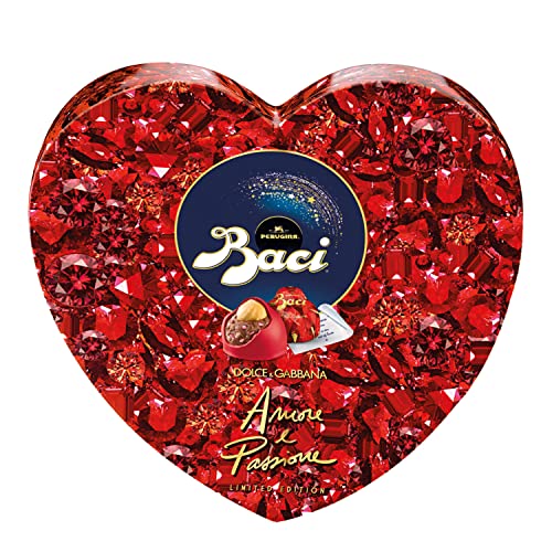 Croccante nocciola intera e morbido cuore al gianduia, arricchito da squisiti cristalli al gusto di lampone e copertura rosso rubino