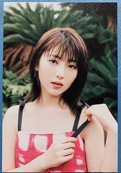 Amazon.co.jp: 浜辺美波 写真集 『20』 ポストカード付 : おもちゃ