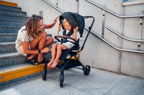 MoMi Kinderwagen ADELLE ab 6. Monat (bis 22 kg), klappbarer Buggy mit 360°-Sitz und 5-Punkt-Sicherheitsgurt, Einkaufskorb, mit Tragegriff zum Tragen nach dem Zusammenklappen