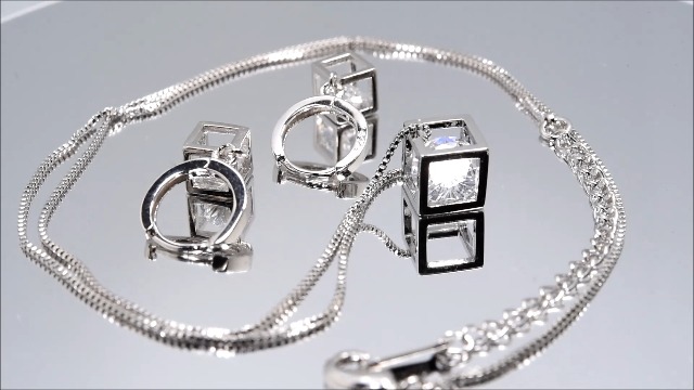 Crystalline Azuria Ruit Kubus Hanger Ketting met Witte Zirkonia Kristallen 18kt Witverguld voor Dames 45 cm Crystalline Azuria Ruit Kubus Hanger Ketting met Witte Zirkonia Kristallen 18kt Witverguld voor Dames 45 cm