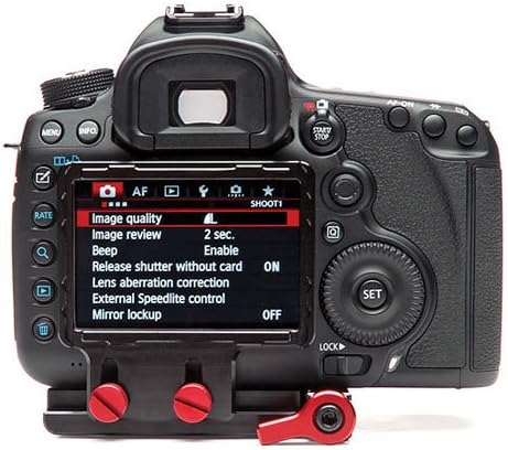 Posteriore view of a DSLR camera with the Zacuto Z-Finder Pro attached, showing the viewfinder over the LCD screen.