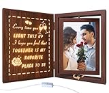 Message lumineux émotionnel : dispose d'une lumière LED chaude avec la citation « Every time you light this up – I hope you feel that together is my favorite place to be ». Un rappel sincère de l'amour et de la connexion pour les couples