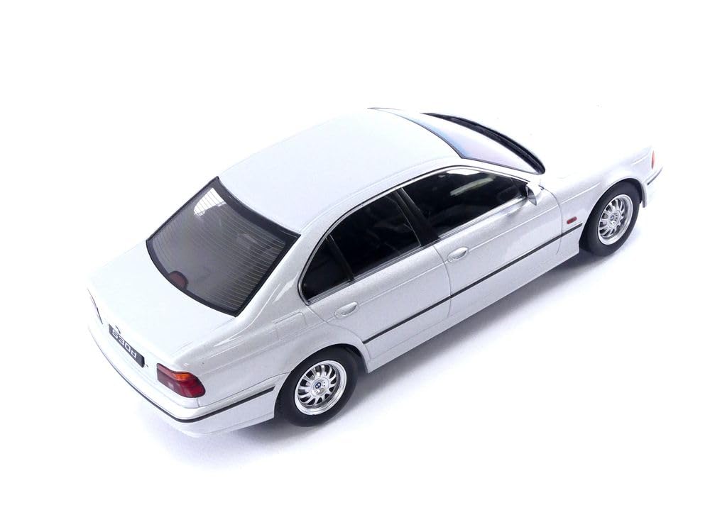 BMW E39 530d Touring 1997 kék autómodell, 1:18 BMW E39 530d Touring 1997 kék autómodell, 1:18