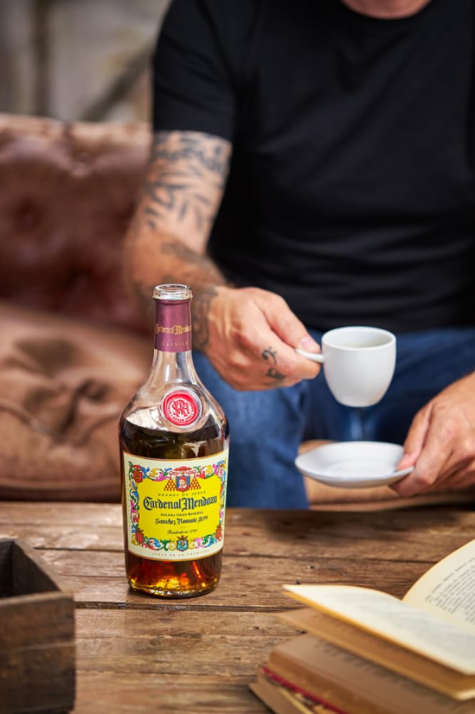 Cardenal Mendoza Clásico Solera Gran Reserva, Brandy de Jerez (1x0,7l) 40% vol - In edler Geschenkverpackung mit Brandyglas - 15 Jahre im Solera-System gereift, ausgewogener Geschmack, angenehm süß