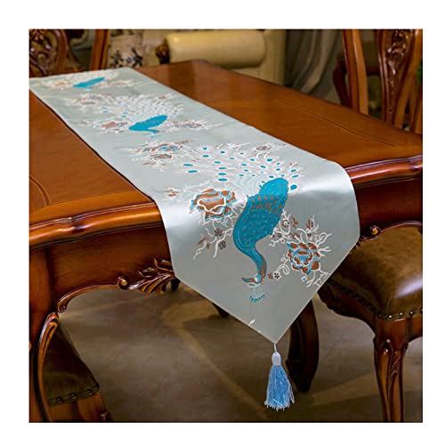 Chemin de table bleu avec paon brodé pour une décoration de table festive
