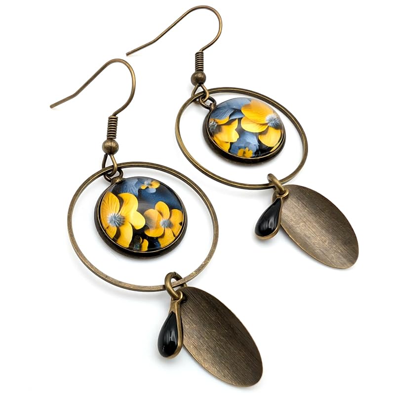 Boucles d’Oreilles Pendantes Femme – Cabochon Verre Fleurs Jaune Moutarde et Gris – Bijou Bohème Chic – Création Artisanale