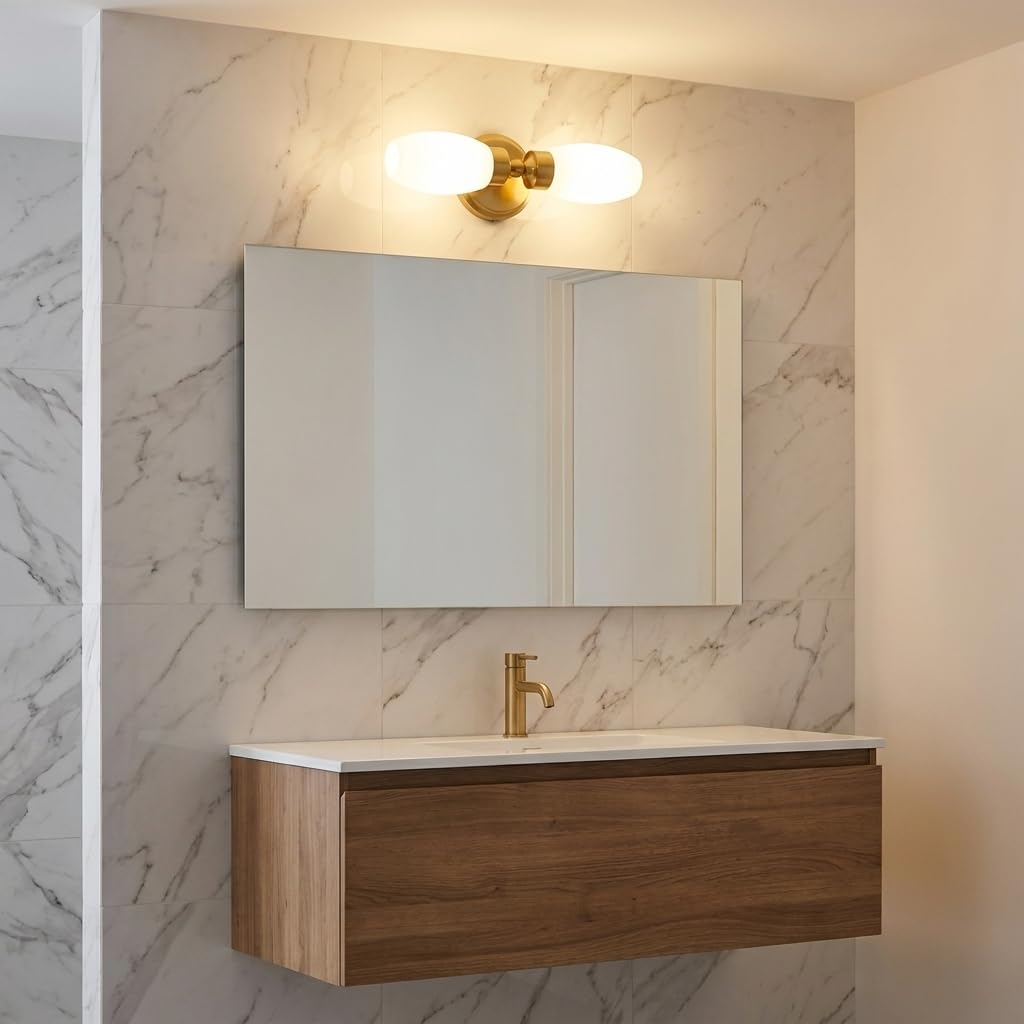 Alpinaluz Aplique de Pared para Baño con dos focos E14, Pantalla de Cristal Opal Blanco y Base de Metal Dorado, Protección IP44, Iluminación Suave y Elegante para Espejos y Tocadores Modernos