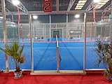 pista padel cubierta Diseñada para obtener un sello de distinción y que la imagen de nuestro club adquiera imagen de modernidad y progreso. Una pista que tiene 10 metros de fondo de la pista panorámicos, con pilares en las esquinas para mayor visión de los espectadores.