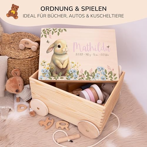 Kidsmood - Spielzeugwagen, personalisiert mit Namen – Spielzeugkiste zum Ziehen, Holzkiste mit Deckel, Aufbewahrungsbox für Baby Spielzeuge, Tolle Erinnerungskiste Baby, Geschenk zur Geburt & Taufe