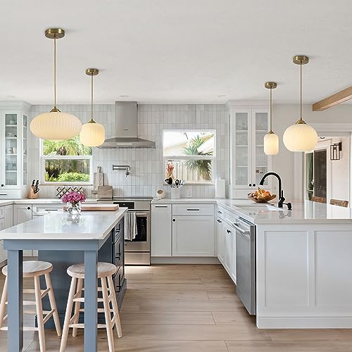 KCO Iluminação com pingente de globo dourado moderno de meados do século, latão escovado, opala bran