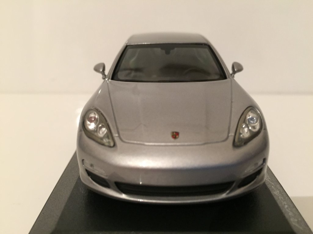 MINICHAMPS 400068250 - Modellino di Porsche Panamera S Hybrid, Scala: 1:43, Colore: Argento Metallizzato