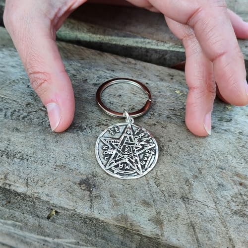 Llavero Tetragramaton de plata envejecida con amuletos de suerte