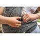 Boppy Comfyfit Evolution Babytrage, einfach zu tragen und verstellbar, ergonomische Babytrage für Mamas Vorderseite mit Kopf- und Nackenstütze, breite geknotete Gurte, verstellbare Armlöcher