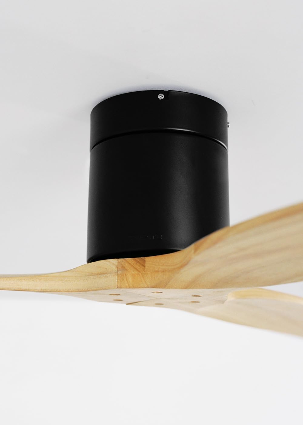 CREATE / WINDCALM M/Ventilateur de plafond ABS avec Wifi et télécommande noir pales effet bois clair / 40W, Silencieux, Ø132 cm, 6 vitesses, minuterie, été-hiver, double hauteur, moteur DC