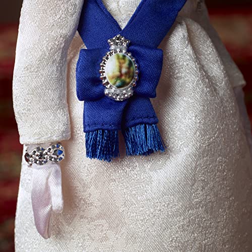 Barbie Queen Elizabeth II Edición Platino con base y accesorios miniatura 5