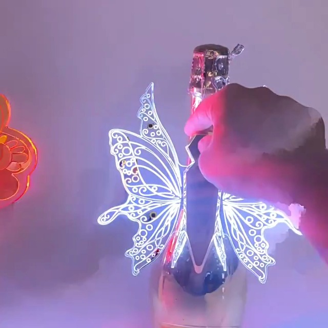 Amazon｜バタフライ LED ストロボライト シャンパンボトルライト 蝶夜