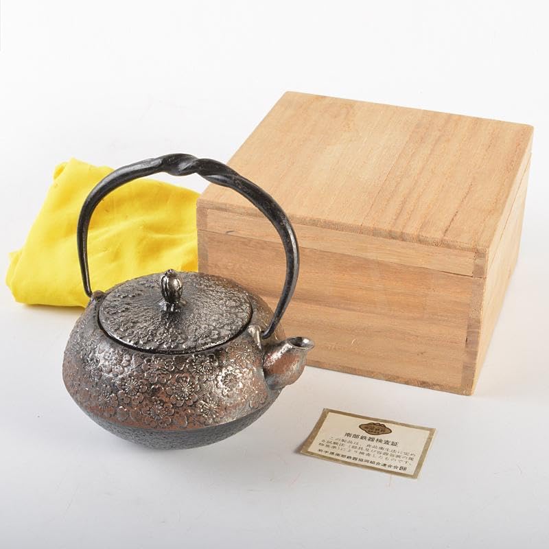 南部鉄器 　照光堂 造　桜文　砂鉄急須　共箱　D　R6745 南部鉄器 照光堂 造 桜文 砂鉄急須 共箱 D R6745 鉄鉢形 桜