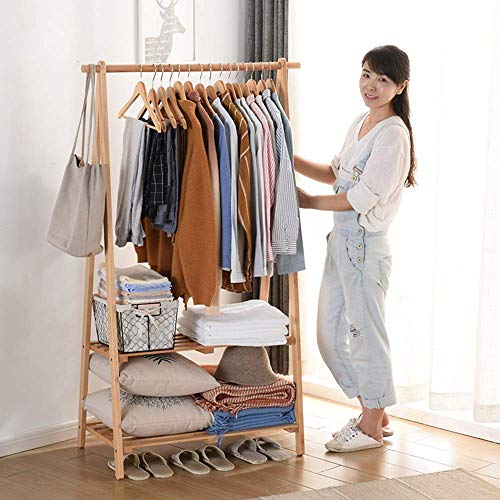 Perchero de ropa de madera para solucionar la falta de armario