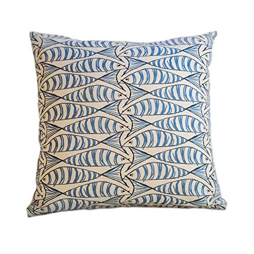 Funda de cojín de doble cara con diseño de peces marinos. Diseño de sardinas. Pez marino azul índigo sobre un fondo blanco. Cuadrado de 43 x 43 cm