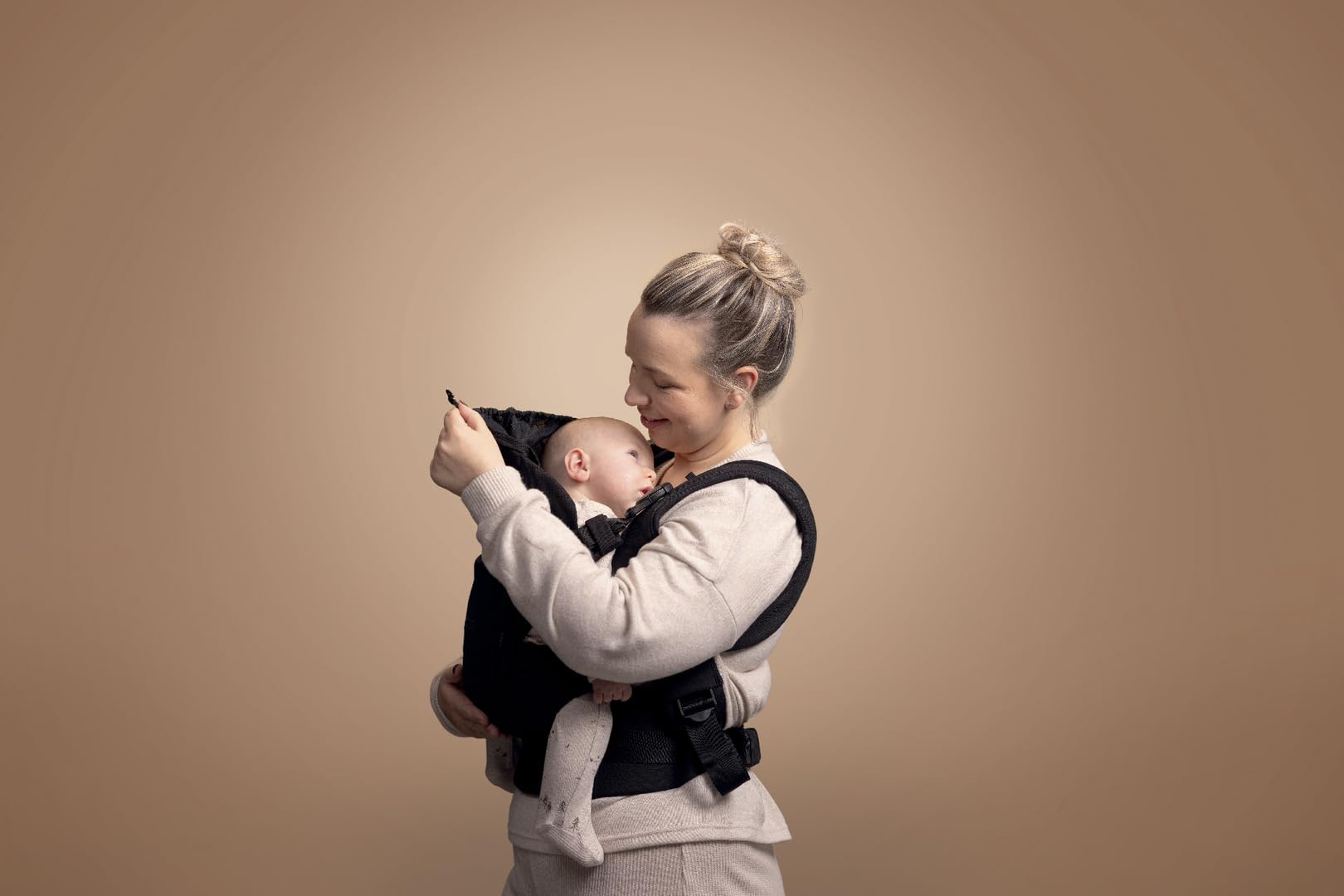 Mamas & Papas Kudo Porte-bébé – Noir – Facile à installer, à ajuster et à enlever, design innovant, soutien ergonomique, posture saine – 0-36 mois