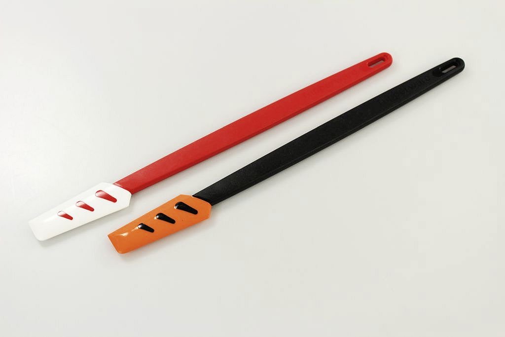 Tupperware Griffbereit Kleiner Top-Schaber / Teigspachtel schmal schwarz-orange und rot-weiß 28 cm Kunststoff Spatel